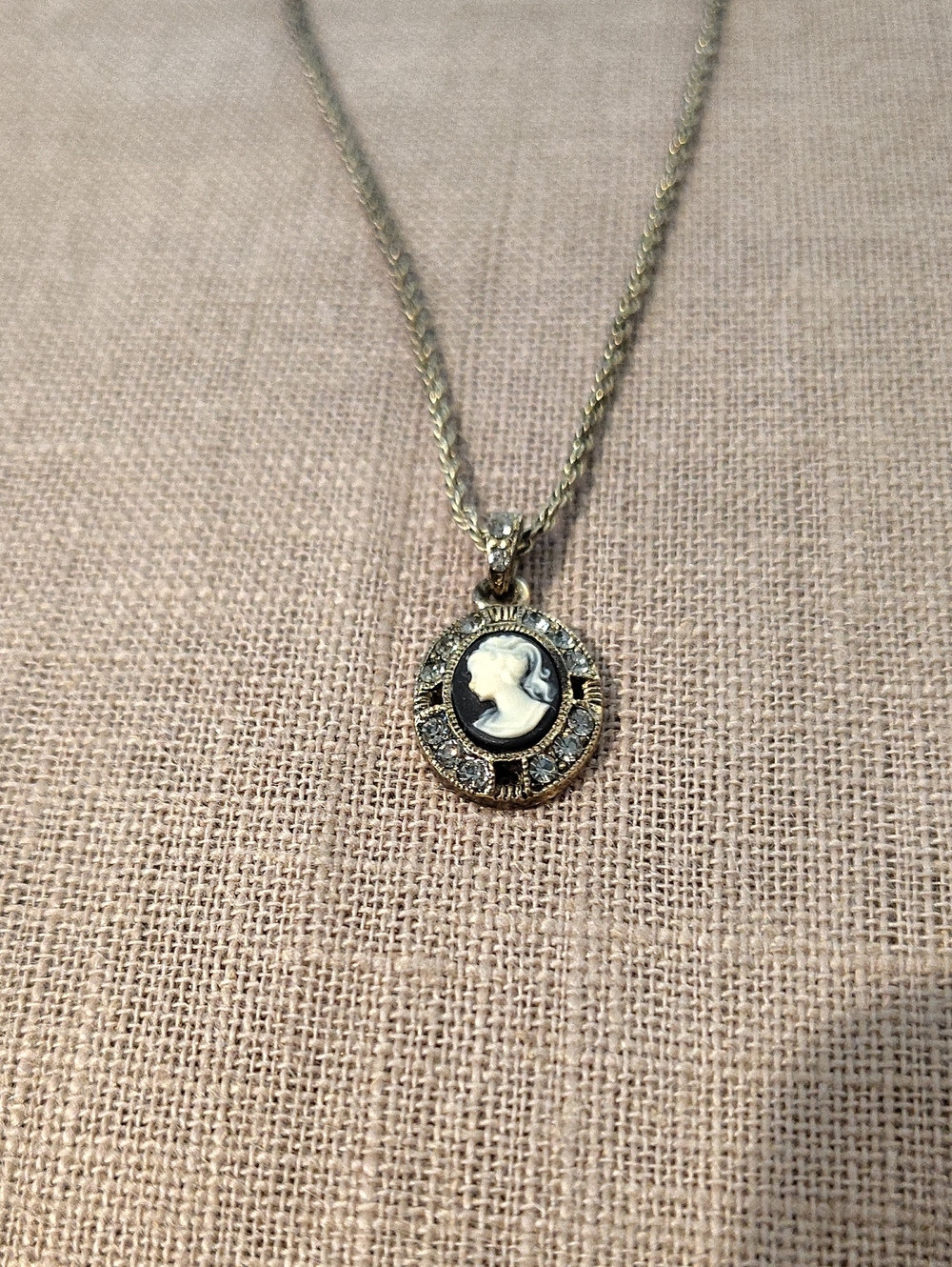 1928 Vintage-Inspired Cameo Pendant Necklace